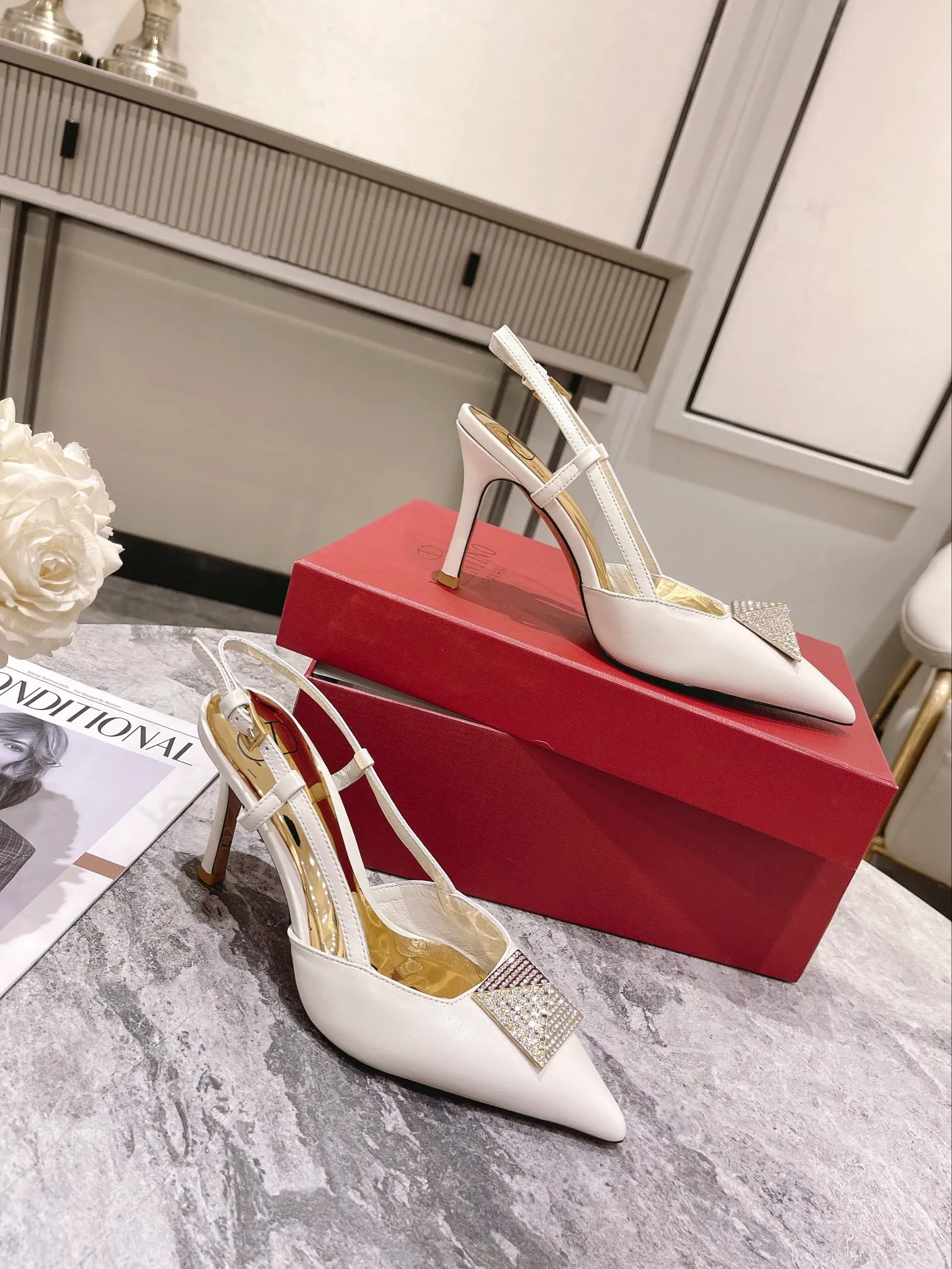 👟👟Ex-factory price 400👟👟 Genuine leather sole +40 Top version 𝑉𝐴𝐿𝐸𝑁𝑇𝐼𝑁𝑂 Valentino new autumn and winter women's back hollow sandals. The unique [pyramid] large rivet hardware [hand-made diamonds] brings out a full sense of high-end, and the new season will live up to expectations! Worth buying ★Imported sheepskin is absolutely high-grade ❥Original method, absolutely sensual ❥Elegant style, creating a different feeling, simple and elegant style!  Code number: 35-41 (34-42 customized) Fabric: Imported sheepskin Lining: Lined sheepskin Heel height: 8cm Leather outsole Rubber outsole